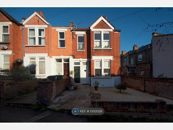 2 Bedroom Flat To Rent In Durban Road, London SE27