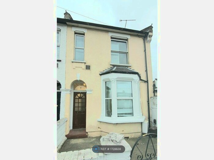 3 Bedroom End Of Terrace House To Rent In Bedroom House, London, N18