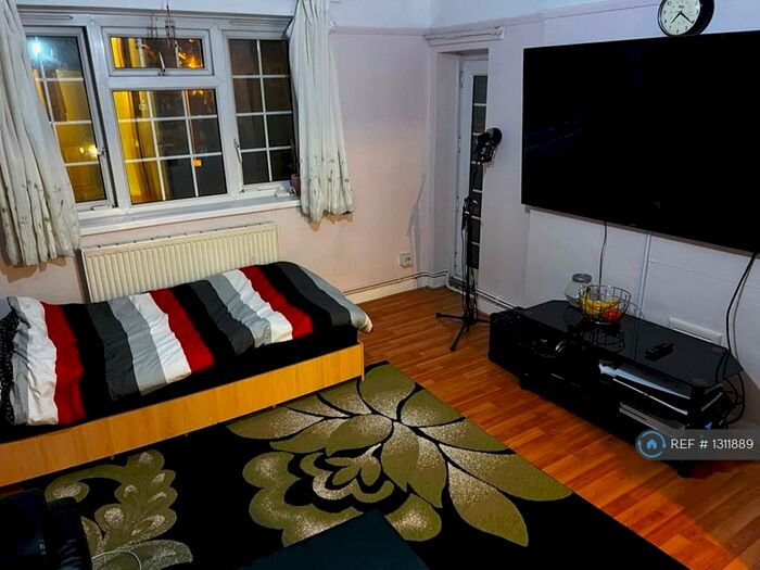 3 Bedroom Flat To Rent In Watergate House, London, SE18