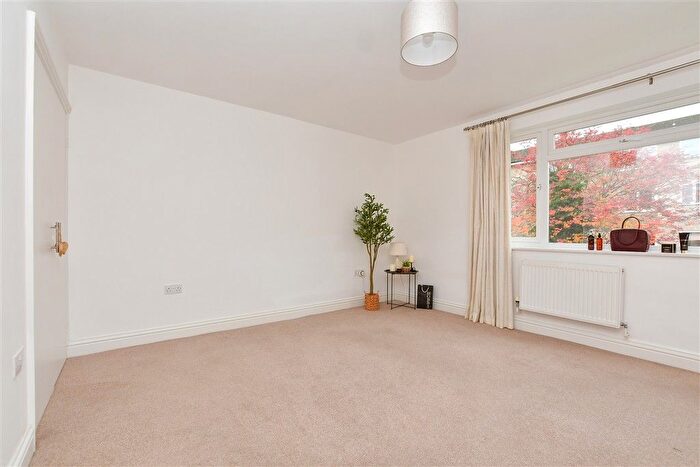 2 Bedroom Flat For Sale In Christchurch Park, Sutton, Surrey, SM2