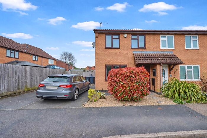 3 Bedroom Semi Detached House For Sale In Beatty Close, Hinckley, LE10