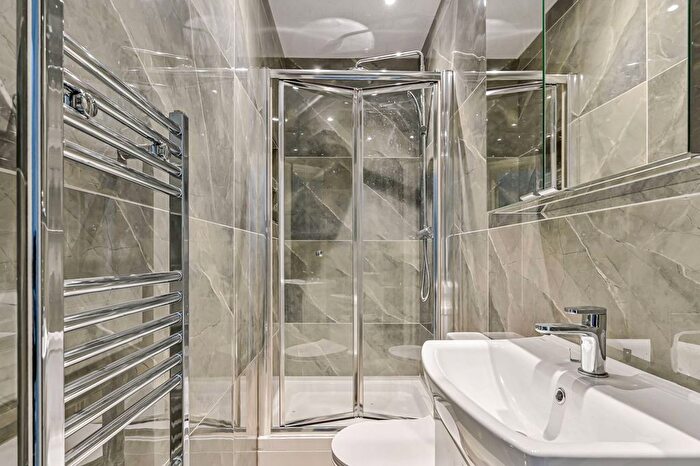 3 Bedroom Flat To Rent In Seely Road, Tooting, London, SW17