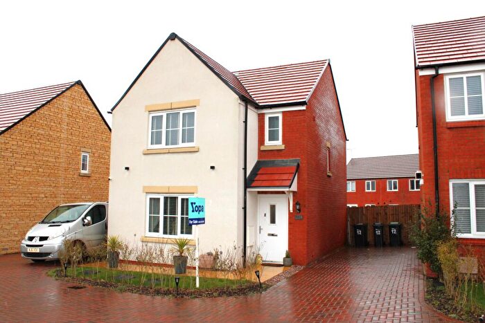 3 Bedroom Detached House For Sale In Hedgehog Drive, Rothwell, NN14