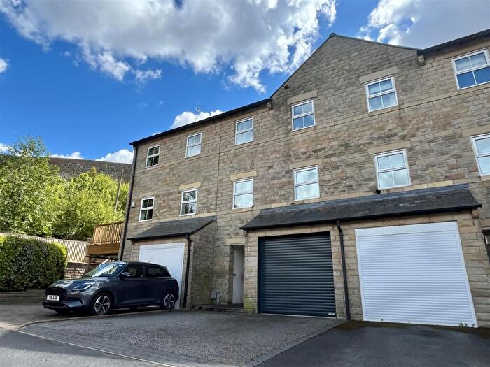 4 Bedroom Town House For Sale In Calico Crescent, Carrbrook, Stalybridge, SK15