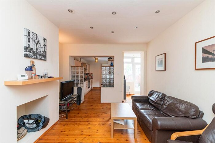 3 Bedroom Flat To Rent In Helmsley Road, Sandyford, Newcastle Upon Tyne, NE2