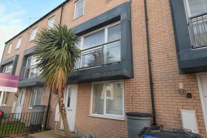 6 Bedroom Terraced House To Rent In Aviation Avenue, Hatfield, AL10