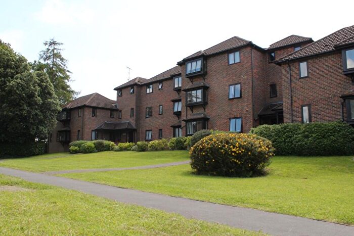 2 Bedroom Flat For Sale In Twycross Road, Godalming, Surrey, GU7