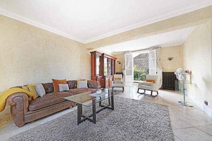 3 Bedroom End Of Terrace House To Rent In Lofting Road, Islington, N1