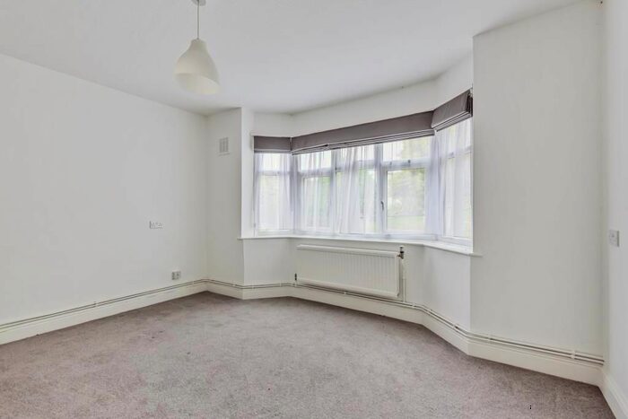 3 Bedroom Flat To Rent In Petersham Road, Richmond, TW10