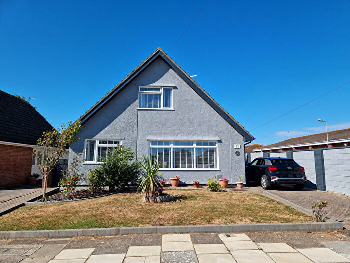 3 Bedroom Detached Bungalow For Sale In Carlton Place, Porthcawl, CF36
