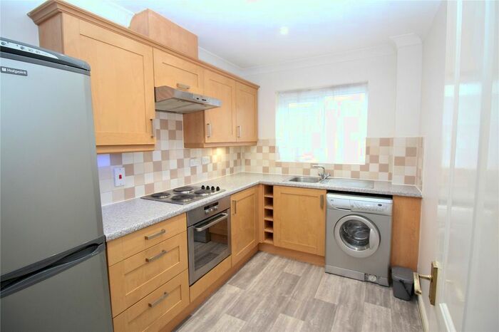 2 Bedroom Flat To Rent In Walnut Close, Laindon, SS15