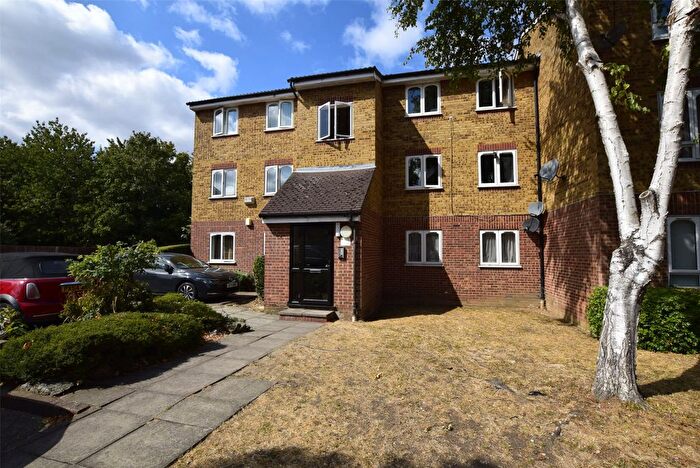 2 Bedroom Flat For Sale In Frazer Close, Romford, RM1