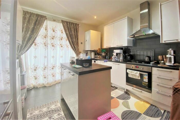 3 Bedroom Flat To Rent In Hayes Crescent, Golders Green, London, NW11