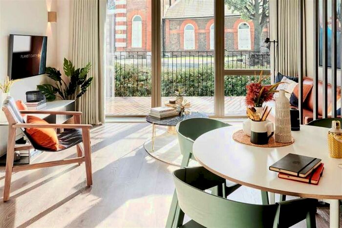 2 Bedroom Flat To Rent In Windsor Square, Woolwich, SE18