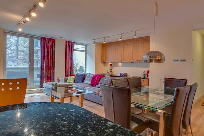 2 Bedroom Flat To Rent In Upper Ground, London, SE1