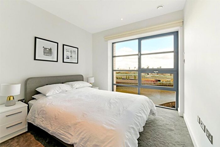3 Bedroom Flat To Rent In London City Island, London, E14