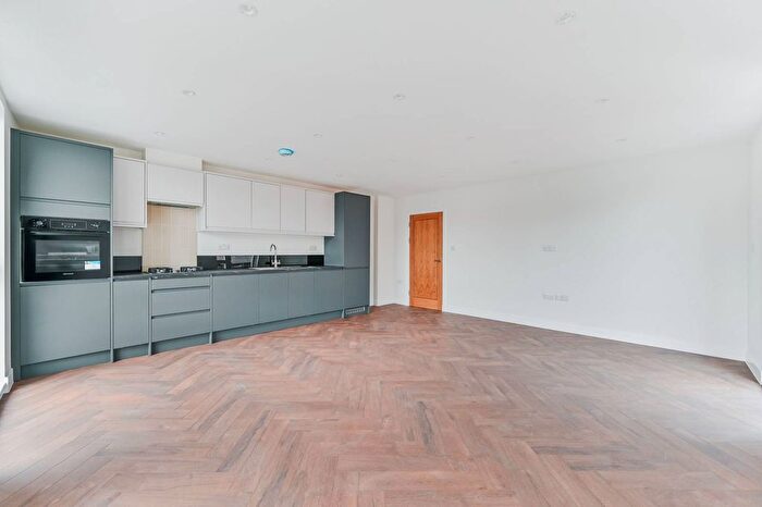 4 Bedroom Flat To Rent In Norbury, Norbury, London, SW16