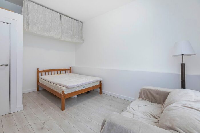 Studio To Rent In Warwick Road, London, SW5