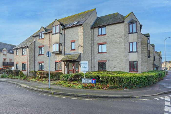 2 Bedroom Flat For Sale In Langdale Gate, Evenlode Court, OX28