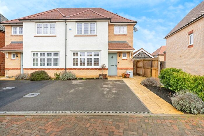 3 Bedroom Semi-Detached House For Sale In Shackleton Grove, Leighton Buzzard, LU7