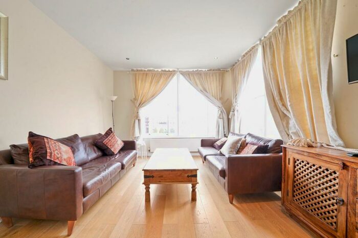 2 Bedroom Apartment To Rent In Finsbury Square, EC2A