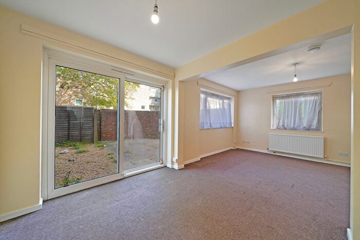 3 Bedroom Flat To Rent In Hadrians Ride, Enfield, EN1