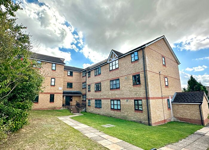2 Bedroom Flat For Sale In Lovegrove Drive, Slough, SL2
