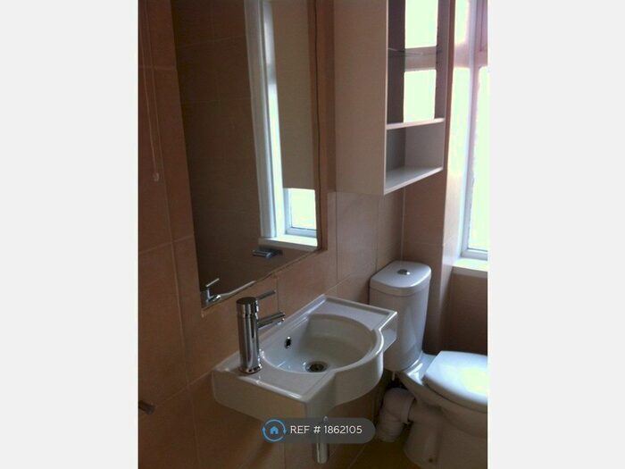 Studio To Rent In Merton House, London, NW4