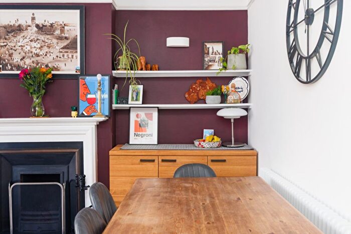 2 Bedroom Flat For Sale In Church Lane, Cliftonwood, BS8
