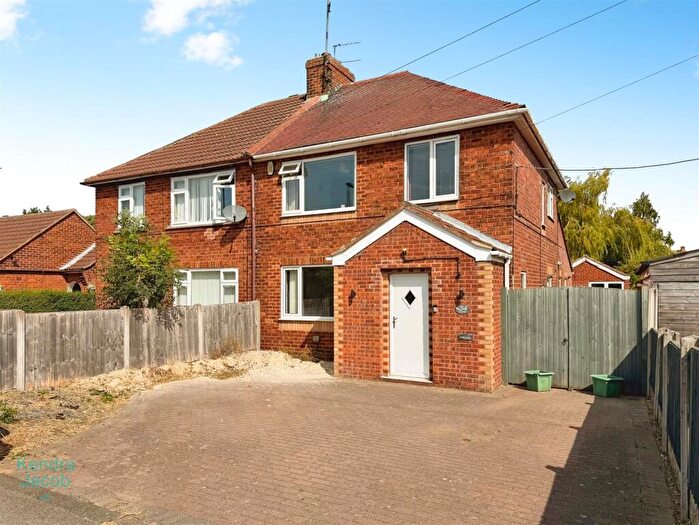 3 Bedroom Semi-Detached House For Sale In Long Lane, Carlton-In-Lindrick, Worksop, S81