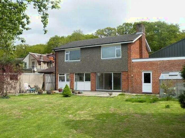 3 Bedroom Semi-Detached House To Rent In Hill Lane, Southampton, Hampshire, SO15