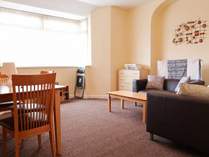 3 Bedroom Flat To Rent In Phillips Parade, Swansea, SA1