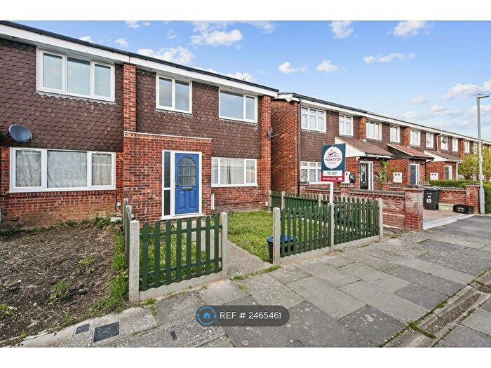 3 Bedroom Terraced House To Rent In Copper Beech Close, Ilford, IG5