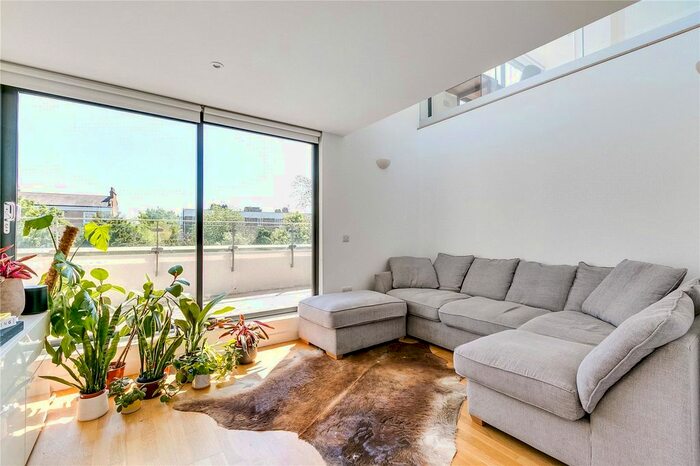 3 Bedroom Flat To Rent In Kings Avenue, London SW4