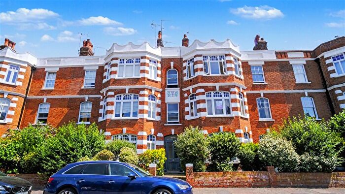2 Bedroom Flat For Sale In Castelnau Gardens, London, SW13
