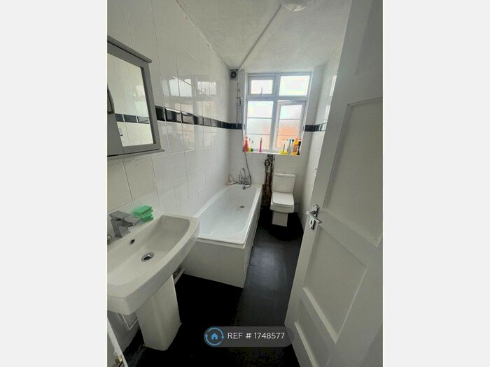 3 Bedroom Flat To Rent In High Street, West Wickham, BR4