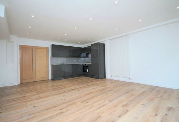 3 Bedroom Maisonette To Rent In Kamen Court, Royal College Street, Camden, NW1
