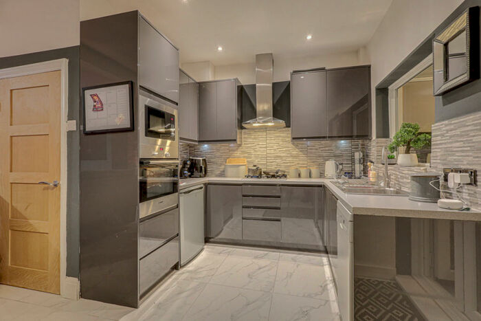 3 Bedroom Semi-Detached House To Rent In North Avenue, Southend-on-sea, SS2