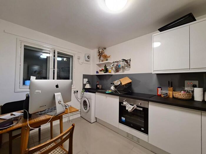 2 Bedroom Flat To Rent In Winchester Close, SE17