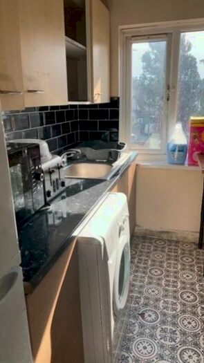 3 Bedroom Flat To Rent In Spurway Parade, Woodford Avenue, Ilford, IG2