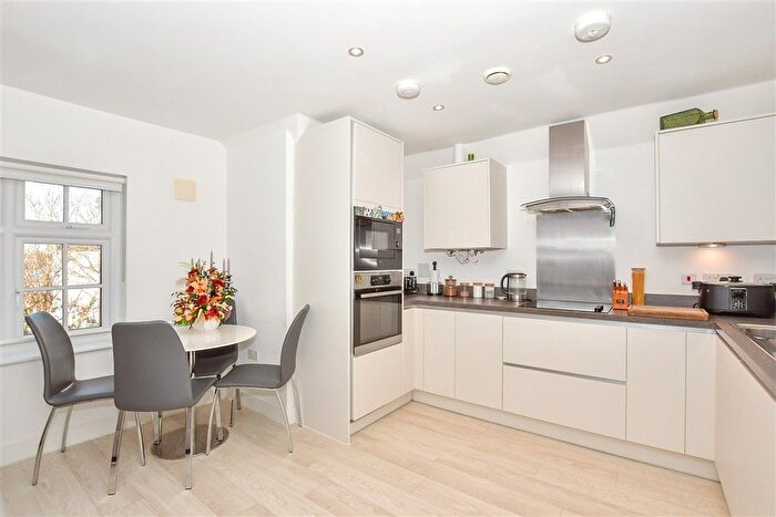2 Bedroom Flat For Sale In Broadclough Way, Maidstone, Kent, ME17