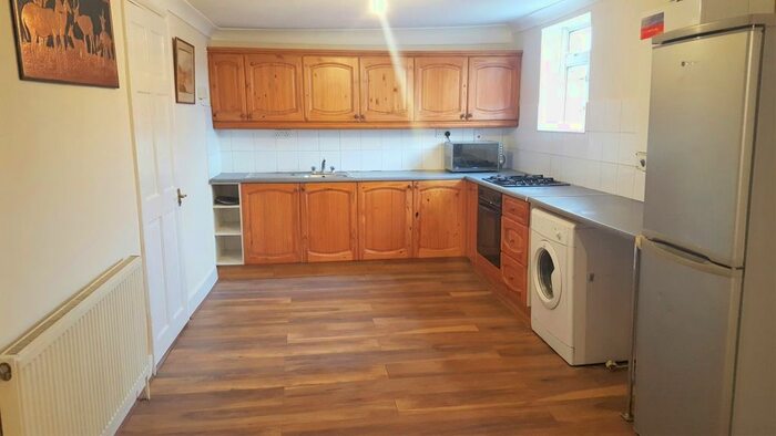 2 Bedroom Flat To Rent In Featherstone Road, Southall, UB2
