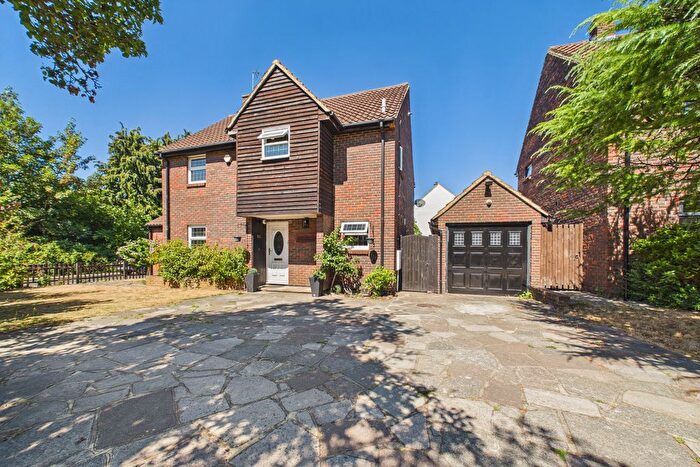 3 Bedroom Detached House For Sale In Shelvers Way, Tadworth, KT20