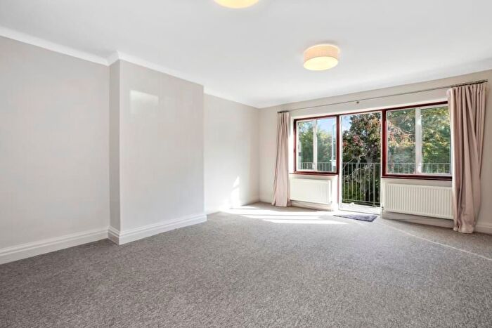 3 Bedroom Flat To Rent In West Heath Drive, Golders Green, London, NW11