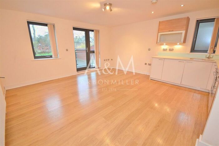 1 Bedroom Flat To Rent In Buckhurst Way, Buckhurst Hill IG9
