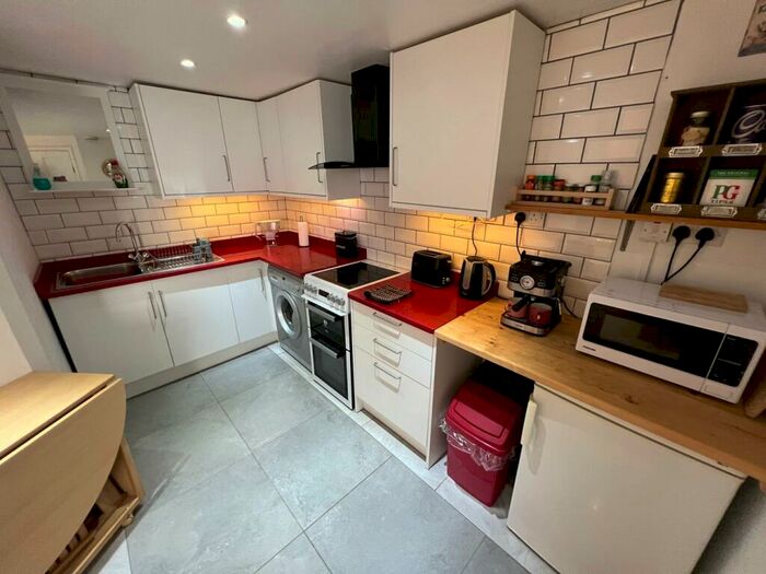 1 Bedroom Flat For Sale In George Street, New Quay, SA45