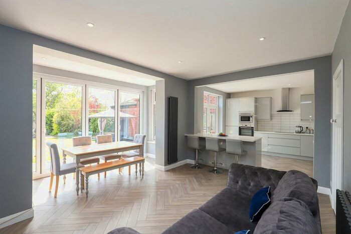 3 Bedroom Detached House For Sale In Worksop Road, Swallownest, S26