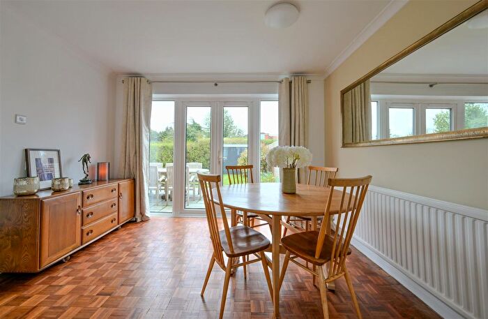 3 Bedroom Detached House For Sale In Birnam Close, Ripley, GU23