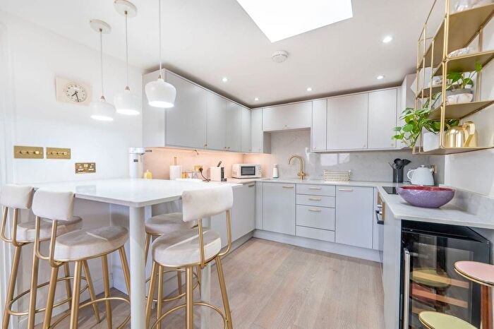 1 Bedroom Flat To Rent In St Lukes Road, Westbourne Park, London, W11