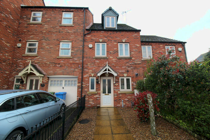 3 Bedroom Town House To Rent In Maple Leaf Gardens, Worksop, S80